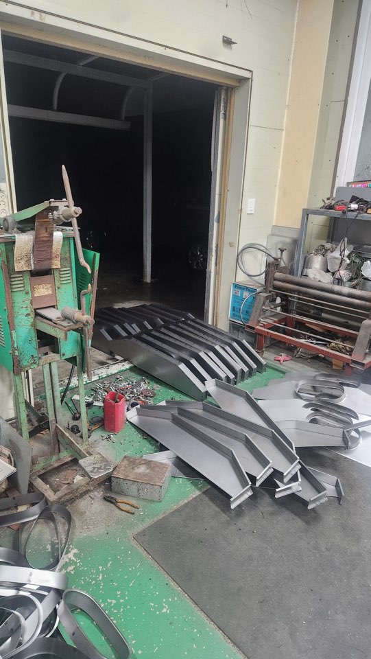 닥트 제작 공장 내부